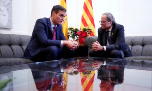 El presidente del Gobierno, Pedro Sanchez, y el de la Generalitat, Quim Torra, durante su reunión en el Palau Reial de Pedralbes, en Barcelona. REUTERS/Albert Gea