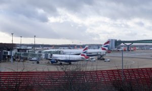Varios aviones permanecen estacionados en el aeropuerto de Gatwick, Londres.- EFE/Facundo Arrizabalaga