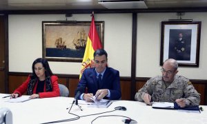 El presidente del Gobierno, Pedro Sánchez, junto a la ministra de Defensa, Margarita Robles, y el general Fernando Alejandre (d), jefe del Estado Mayor de la Defensa. - EFE