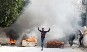 Un manifestante enfrentándose a las policía tunecina cerca de una barricada | REUTERS/Amine Ben Aziza