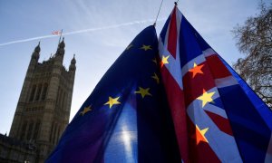 Banderas de la Unión Europea y Reino Unido durante una protesta contra el Brexit frente al Parlamento en Londres. / REUTERS