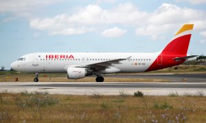 Un avión Airbus A320-200 de Iberia aterrizando en el aeropuerto de Lisboa. REUTERS/Rafael Marchante