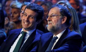 El presidente del PP Pablo Casado (i), junto al expresidente del Gobierno Mariano Rajoy (d), esta tarde durante la inauguración de la convención del Partido Popular que se celebrará hasta el próximo Domingo en el Recinto Ferial IFEMA de Madrid. EFE/ J.J.