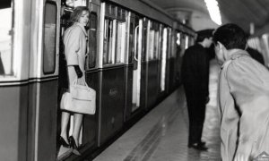 Foto antigua de una campaña promocional de Metro de Madrid, usada para la exposición 'Un viaje por el tiempo' en su 95 aniversario. / METRO DE MADRID