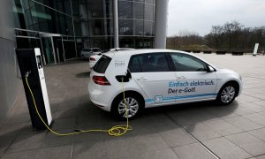 Un automóvil eléctrico e-Golf cargando en la fábrica de Volkswagen en Dresde. REUTERS / Fabrizio Bensch