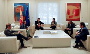 El presidente del Gobierno, Pedro Sanchez, en un encuentro en el Palacio de la Moncloa con los líderes de los sindicatos y de la patronal, en junio pasado.  REUTERS/Paul Hanna