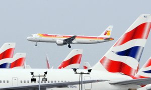 Un avión Airbus 321 de Iberia pasa junto a otros aparatos de British Airways, en su maniobra de aterrizaje en el aeropuerto londinense de Heathrow. REUTERS/Toby Melville