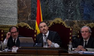 El presidente del tribunal Manuel Marchena, junto a los magistrados, Andrés Martínez Arrieta (i) y Juan Ramón Berdugo (d), durante el juicio del "procés" | EFE