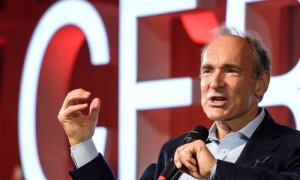 El padre de la Web, el británico Tim Berners-Lee, da un discurso durante un evento para celebrar el 30 aniversario de la World Wide Web, la red mundial que cambió la historia moderna, en el Centro Europeo de Física de Partículas (CERN) este martes en Mey