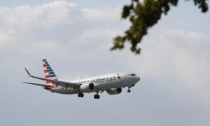 Un Boeing 737 Max 8 de American Airlines se prepara para aterrizar en el Aeropuerto Internacional de Miami, Florida | AFP/ Joe Raedle