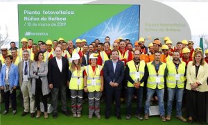 Acto de colocación de la primera piedra del panel inaugural de la planta fotovoltaica de Núñez de Balboa. E.P.