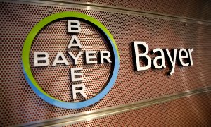 El logo de Bayer en una de sus sedes en la localidad alemana de Leverkusen./ REUTERS/Wolfgang Rattay