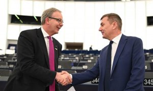 Axel Voss (i), integrante del Partido Popular Europeo y miembro de la Unión Democrática Cristiana, estrecha la mano del vicepresidente de la Comisión Europea (CE) para el Mercado Único Digital, Andrus Ansip (d), antes de pleno de este martes en el Parlame