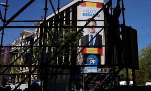 La imagen de Pablo Casado en la fachada de la sede del PP, en la madrileña calle de Génova. EUTERS/Jon Nazca