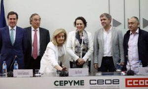 El entonces presidente de Cepyme y actual presidente de CEOE, Antonio Garamendi, su antecesor en la patronal, Juan Rosell, la exministra de Empleo Fátima Bañez, la ministra de Trabajo Magdalena Valerio, el secretario general de CC OO Unai Sordo y el secre