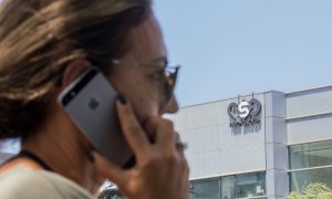 28/08/2016 - Una mujer habla por teléfono frente al edificio de la empresa de espionaje israelí NSO Group en Herzliya, cerca de Tel Aviv. / AFP