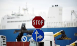 El barco saudí Bahri-Yanbu, este lunes en el puerto de  Génova. REUTERS/Massimo Pinca