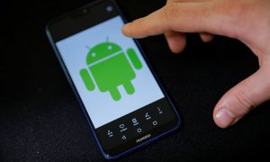 Imagen de un móvil de Huawei con el logo de Android. REUTERS