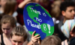 "No hay planeta B", reza una pancarta. EFE/ Clemens Bilan