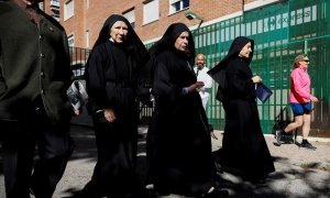 Un grupo de monjas acude a un centro de votación en el centro de Madrid, durante la jornada electoral para las elecciones municipales, autonómicas y europeas.- EFE/David Fernández