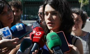 La candidata de Unidas Podemos IU Madrid en Pie para la Comunidad, Isa Serra, hace declaraciones tras ejercer su derecho al voto en el CEIP Valdebernardo. EFE