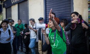 Una activista de la Plataforma de Afectados por la Hipoteca de Madrid, durante el intento de desahucio de una familia con dos hijos menores en la calles Argumosa de Madrid.- JAIRO VARGAS