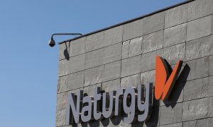 El logo de Naturgy en su sede en la madrileña Avenida de San Luis. REUTERS