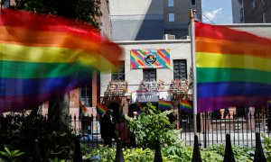 Banderas arcoiris ondean a las afueras del Stonewall Inn, símbolo de la lucha del colectivo LGTB en Nueva York. /REUTERS