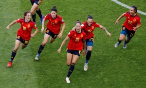 Las jugadoras de la selección española de fútbol femenino celebran su segundo gol contra Sudáfrica en la Copa del Mundo celebrada en Le Havre