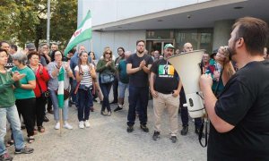 El portavoz nacional del SAT, Oscar Reina, se dirige a las personas que se han concentrado en las puertas de los juzgados en Sevilla en repulsa por el juicio a los 35 sindicalistas, miembros del Sindicato Andaluz de Trabajadores (SAT), que van a ser juzga