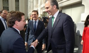 El recién elegido alcalde de Madrid, José Luis Martínez-Almeida (PP), saluda a Javier Ortega Smith (Vox). EP