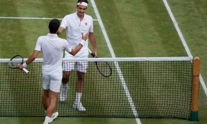 Novak Djokovic (I) de Serbia celebra su victoria contra Roger Federer de Suiza durante su último partido masculino para el Campeonato de Wimbledon. Foto: EFE