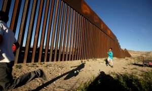 Un niño corre en la frontera que separa México de Estados Unidos. /Reuters-Jose Luis Gonzalez (Archivo)