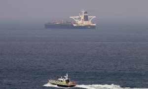 Vista desde Algeciras del petrolero iraní Grace 1. EFE