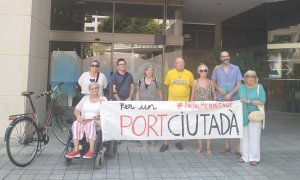 Representants de la Plataforma Port Ciutadà, després de presentar les al·legacions contra el projecte de l'Hermitatge. ESPERANZA ESCRIBANO