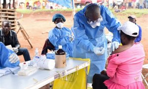 Médico vacunando a una mujer. REUTERS / OLIVIA ACLAND