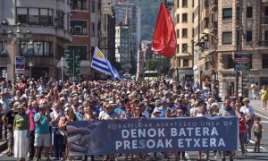 Varios centenares de personas han participado en la manifestación convocada en Bilbao por la red de apoyo a los presos de ETA Sare, en la que han defendido "una reparación a las víctimas de todas las partes". EFE/ Miguel Toña