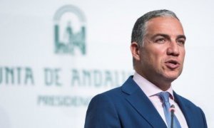 El portavoz del Gobierno andaluz, Elías Bendodo, anuncia la puesta en marcha de un teléfono de violencia intrafamiliar. / EFE