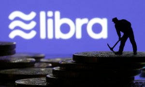 El logotipo de Libra junto con monedas y un muñeco. REUTERS/Dado Ruvic