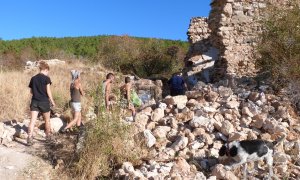 19/09/2019 - Voluntarios recorriendo el pueblo reconstruido de Fraguas.