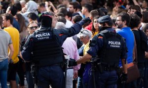 23/09/2019- Mossos d'Esquadra controlan a la multitud que se ha congregado ante el domicilio en el que agentes de la Guardia Civil llevan a cabo un registro en Sabadell (Barcelona) / EFE