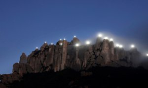 Les agulles de Montserrat il·luminades per fanals en una acció que vol commemorar els 131 presidents de la Generalitat durant el segon aniversari de l'1 d'octubre. EFE/Susanna Sáez