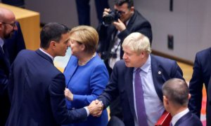El presidente del Gobierno en funciones, Pedro Sánchez, saluda al primer ministro británico, Boris Johnson, en presencia de la canciller alemana Angela Merkel, al comienzo de la cumbre de la UE en Bruselas, en la que se ha dado el visto bueno al nuevo acu