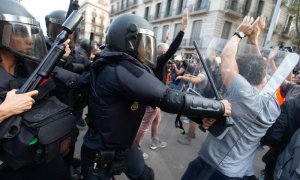 Policías dispersan a porrazos a los concentrandos en la plaza de Urquinaona de Barcelona. / EFE