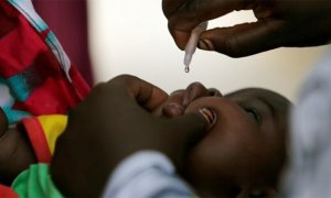 Un niño recibe una dosis de la vacuna contra la poliomielitis en un centro de salud de inmunización en Maiduguri, estado de Borno, Nigeria, el 29 de agosto de 2016. - REUTERS/Afolabi Sotunde