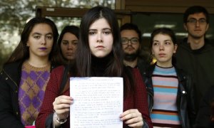 La estudiante Carmen Carballido posa con la denuncia presentada ante el rector de la Universidad de Santiago (USC), Antonio López. - EFE