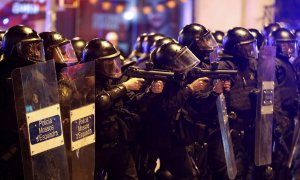 Agentes de los Mossos d'Equadra disparan proyectiles de foam contra los manifestantes contra la sentencia de los 'procés' en Barcelona.- REUTERS/ALBERT GEA