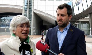 Los exconsellers Clara Ponsatí y Antoni Comín realizan declaraciones a la prensa en Brusela. EFE/Aída Sanchez Alonso/Archivo