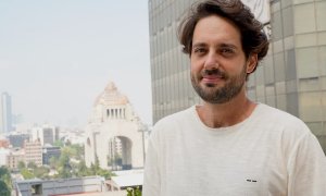 Rafael Heiber ante el monumento a la Revolución CD México.  M.I.