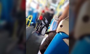 Captura de vídeo de una agresión racista en un autobús de la EMT